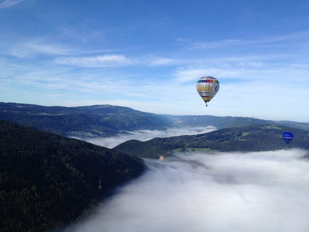 Vol en dessus de la brume, vallée de Tavannes